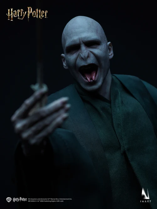 Harry-Potter-and-the-Deathly-Hallows-Voldemort-019 Voldemort de INART con expresión de grito bajo iluminación azul.