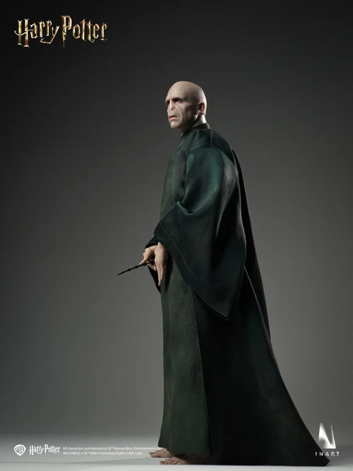 Harry-Potter-and-the-Deathly-Hallows-Voldemort-02 Voldemort de INART visto de perfil con túnica verde y varita.