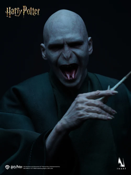 Harry-Potter-and-the-Deathly-Hallows-Voldemort-020 Voldemort de INART sujetando la varita bajo iluminación azul.
