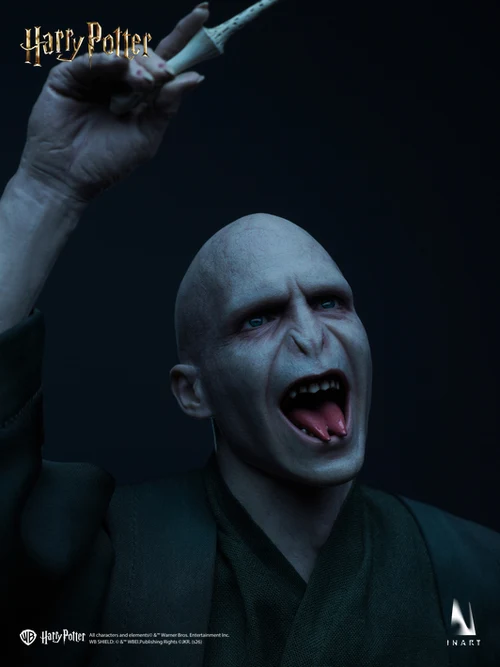 Harry-Potter-and-the-Deathly-Hallows-Voldemort-021 Voldemort de INART levantando la varita por encima de la cabeza.
