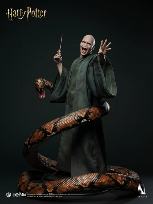 Harry-Potter-and-the-Deathly-Hallows-Voldemort-022 Voldemort de INART con la varita levantada y Nagini enrollada junto a él.