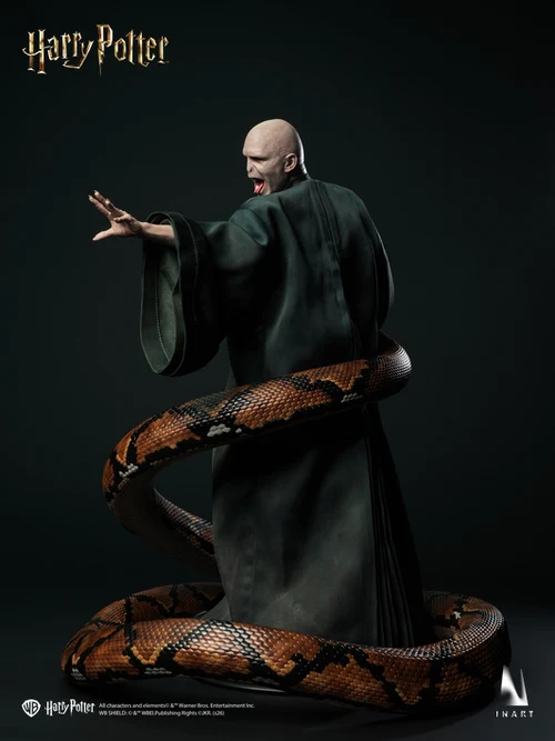 Harry-Potter-and-the-Deathly-Hallows-Voldemort-023 Voldemort de INART extendiendo una mano junto a Nagini.
