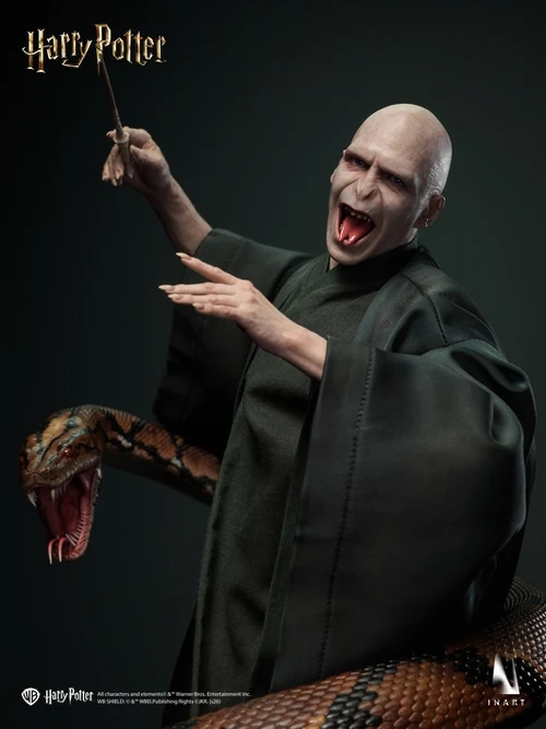Harry-Potter-and-the-Deathly-Hallows-Voldemort-024 Detalle de Voldemort de INART con expresión abierta y Nagini detrás.