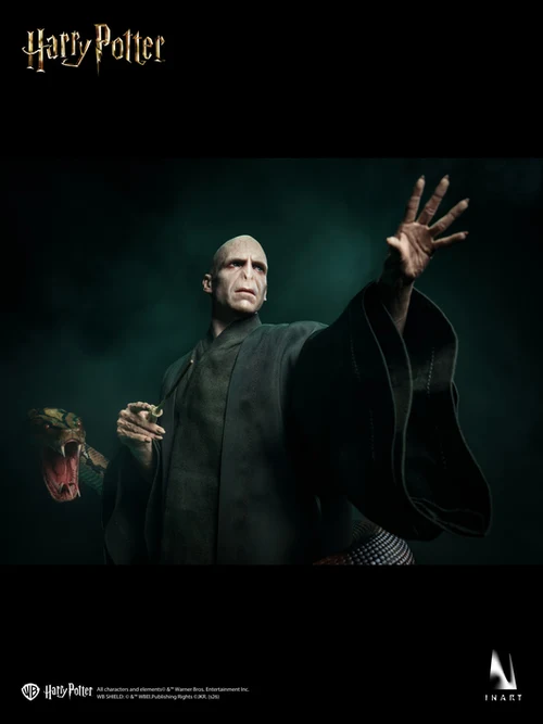 Harry-Potter-and-the-Deathly-Hallows-Voldemort-025 Voldemort de INART extendiendo una mano en una escena con luz verde.