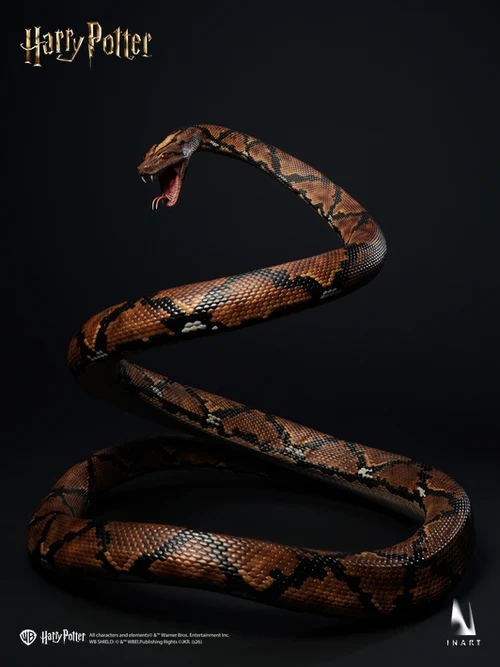Harry-Potter-and-the-Deathly-Hallows-Voldemort-027 Nagini de INART enrollada sobre una base circular.