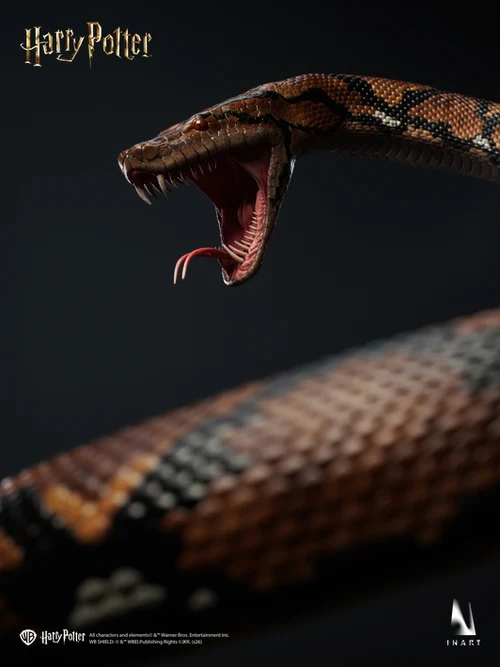 Harry-Potter-and-the-Deathly-Hallows-Voldemort-028 Detalle de Nagini de INART con la boca abierta y la lengua extendida.