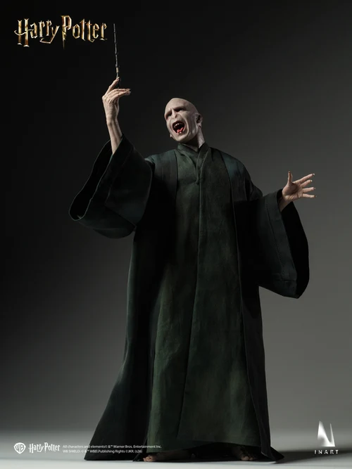 Harry-Potter-and-the-Deathly-Hallows-Voldemort-03 Voldemort de INART con la boca abierta y la varita levantada.