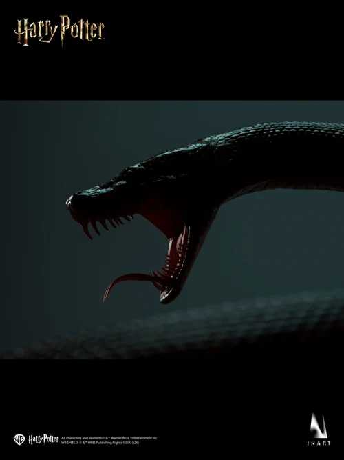 Harry-Potter-and-the-Deathly-Hallows-Voldemort-030 Nagini de INART con la boca abierta bajo iluminación verde.