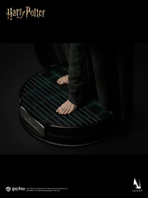 Harry-Potter-and-the-Deathly-Hallows-Voldemort-031 Pies descalzos de Voldemort de INART sobre la base circular.