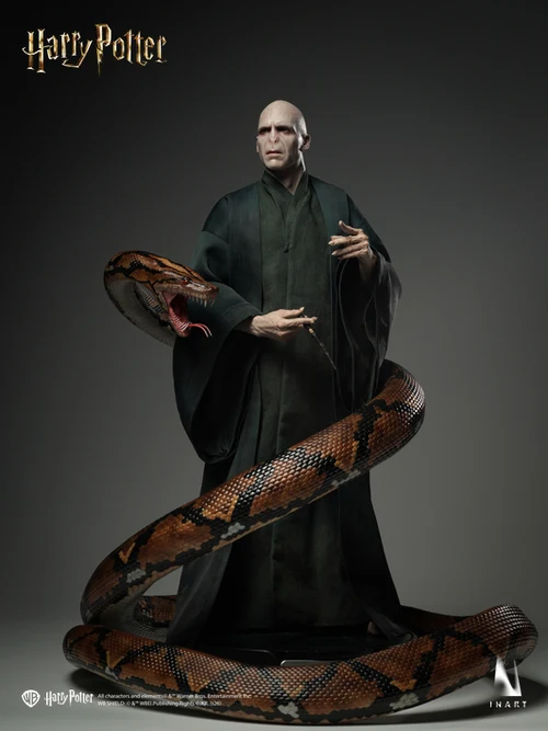 Harry-Potter-and-the-Deathly-Hallows-Voldemort-04 Voldemort de INART junto a Nagini enrollada alrededor del cuerpo.
