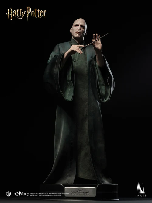 Harry-Potter-and-the-Deathly-Hallows-Voldemort-05 Voldemort de INART sosteniendo la varita con ambas manos sobre su base.