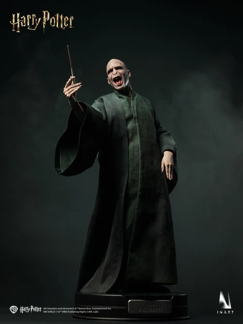 Harry-Potter-and-the-Deathly-Hallows-Voldemort-07 Voldemort de INART con cabeza de expresión abierta sobre la base de exhibición.