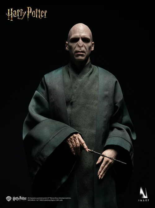 Harry-Potter-and-the-Deathly-Hallows-Voldemort-08 Detalle de Voldemort de INART con la varita frente al cuerpo.