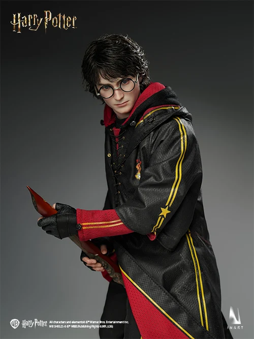 Harry-Potter-and-the-Goblet-of-Fire-011 Harry Potter de INART montado en su escoba, visto de cerca.