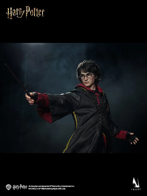 Harry-Potter-and-the-Goblet-of-Fire-015 Harry Potter de INART extendiendo la varita en una pose de hechizo.