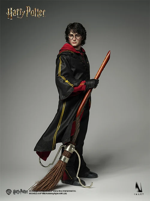 Harry-Potter-and-the-Goblet-of-Fire-03 Harry Potter de INART con túnica y escoba, visto de cuerpo completo.