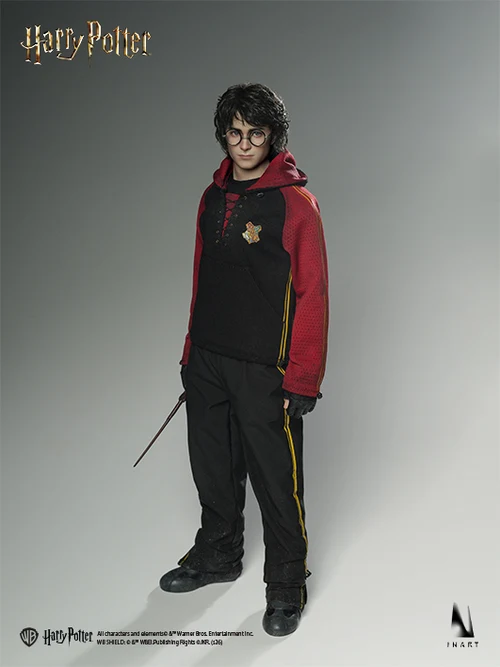Harry-Potter-and-the-Goblet-of-Fire-05 Harry Potter de INART sosteniendo la varita con su uniforme de torneo.