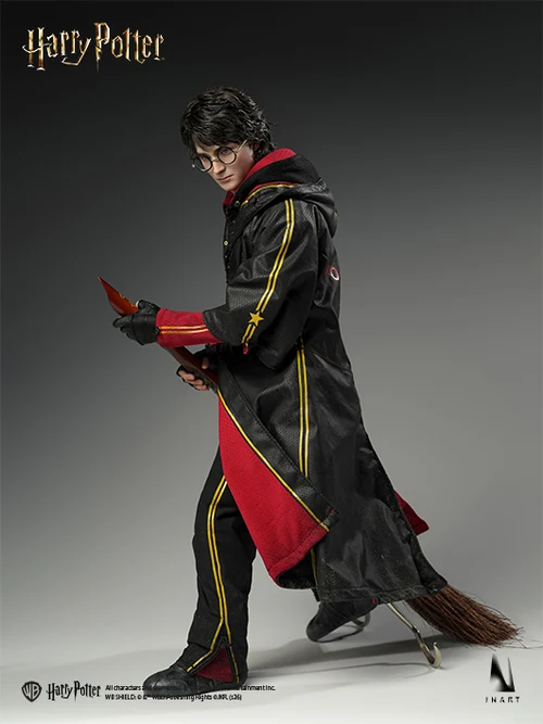 Harry-Potter-and-the-Goblet-of-Fire-06 Harry Potter de INART montado en su escoba, visto de perfil.