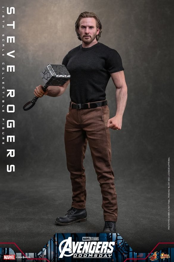Steve Rogers de Hot Toys con camiseta negra, pantalón marrón y martillo.