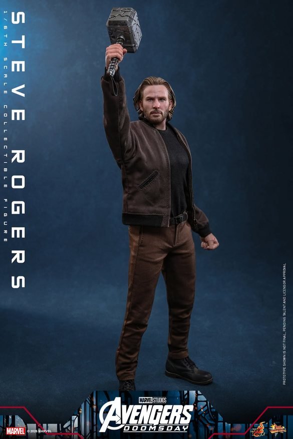 Steve Rogers de Hot Toys con chaqueta marrón y martillo levantado.