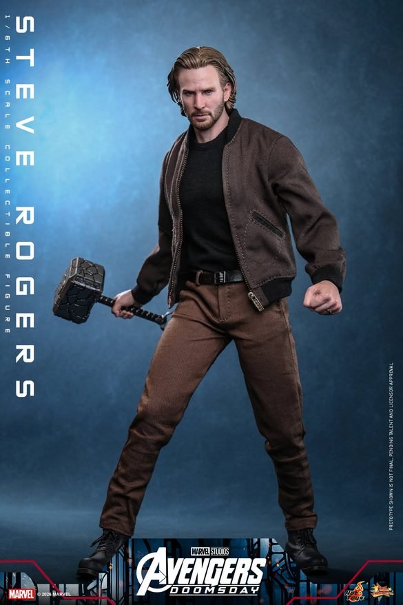 Steve Rogers de Hot Toys sosteniendo el martillo junto al cuerpo.