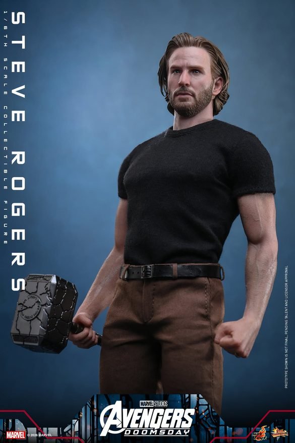 Steve Rogers de Hot Toys con camiseta negra, visto desde el torso.