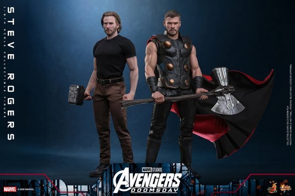 Comparación de Steve Rogers y Thor de Hot Toys con sus martillos.