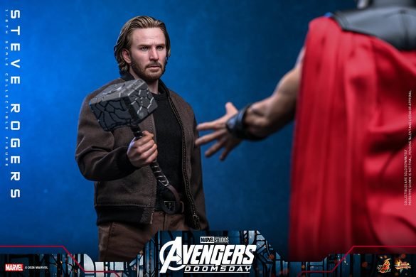 Steve Rogers de Hot Toys frente a Thor con el martillo apoyado en el hombro.