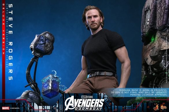 Steve Rogers Deluxe de Hot Toys junto a su base decorativa y martillo.