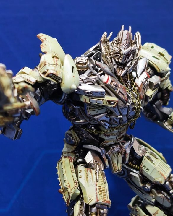 Detalle de Megatron AMK PRO de YOLOPARK con armadura desgastada.