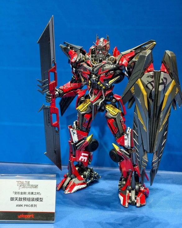 Sentinel Prime AMK PRO de YOLOPARK junto a su cartel de exposición.