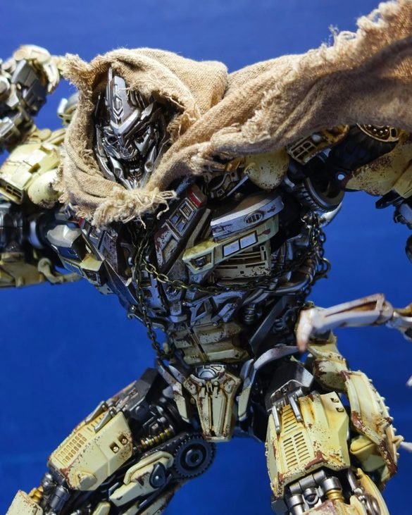 Detalle de Megatron AMK PRO de YOLOPARK con capucha y capa de tela.