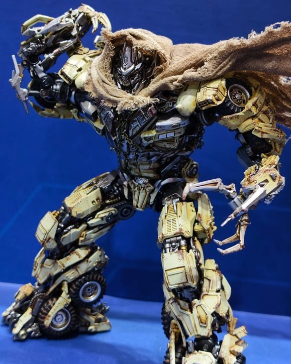 Megatron AMK PRO de YOLOPARK con capucha y un brazo levantado.