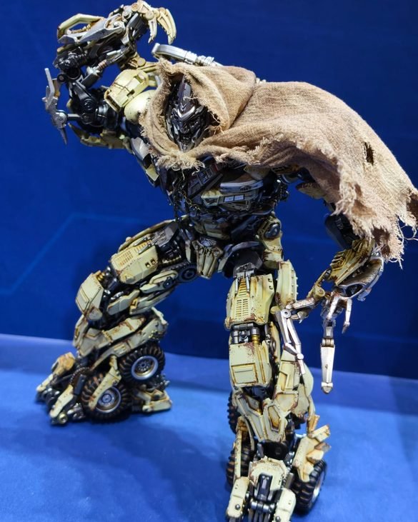 Megatron AMK PRO de YOLOPARK con capa de tela, visto de cuerpo completo.