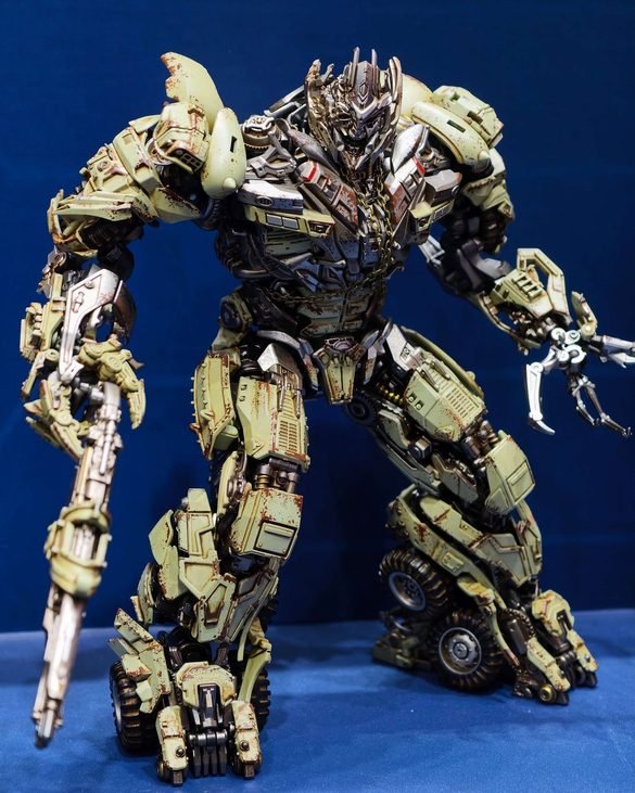 Megatron AMK PRO de YOLOPARK sin capa, visto de cuerpo completo.