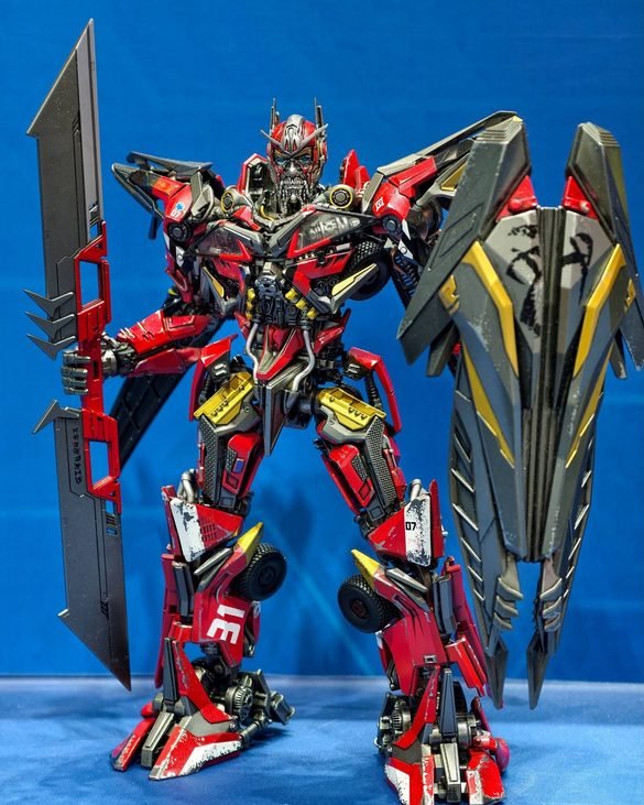 Prototipo de Sentinel Prime AMK PRO de YOLOPARK con espada y escudo.