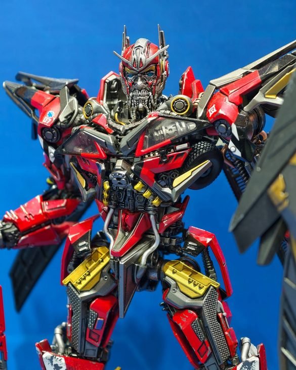 Detalle del torso rojo de Sentinel Prime AMK PRO de YOLOPARK.