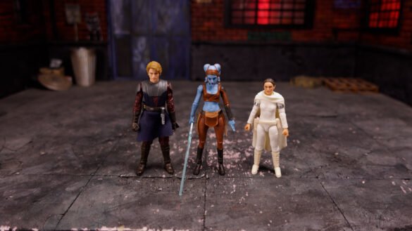 REVIEW AAYLA SECURA – THE VINTAGE COLLECTION.00_04_46_43.Imagen fija011 Comparación de escala de Aayla Secura junto a Anakin Skywalker y Padmé Amidala de The Vintage Collection.