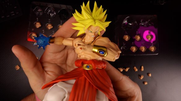 REVIEW BROLYS ZL STUDIO-00_12_08_19-Imagen fija023 Broly Super Saiyan ZL03 de ZL Studio con un efecto de energía azul en la mano levantada.