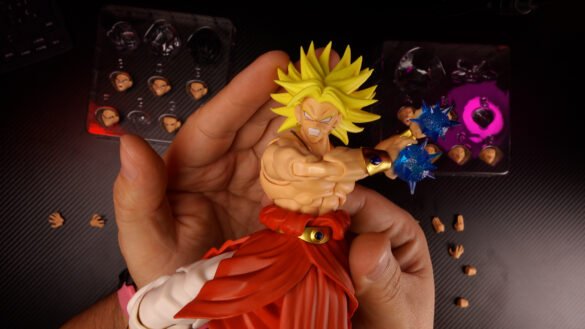 REVIEW BROLYS ZL STUDIO-00_13_02_56-Imagen fija025 Broly Super Saiyan ZL03 de ZL Studio con efectos de energía azul en ambas manos.