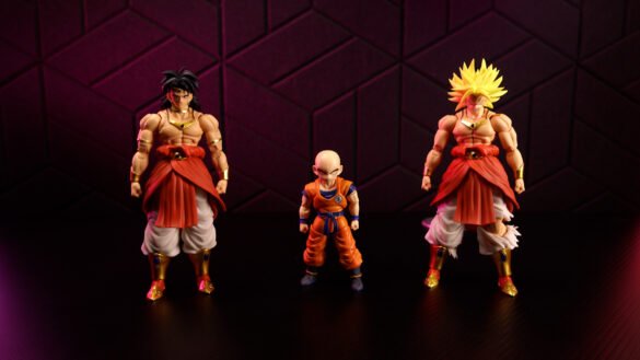 REVIEW BROLYS ZL STUDIO-00_24_04_45-Imagen fija032 Comparación de escala de los Broly de ZL Studio junto a una figura de Krillin.