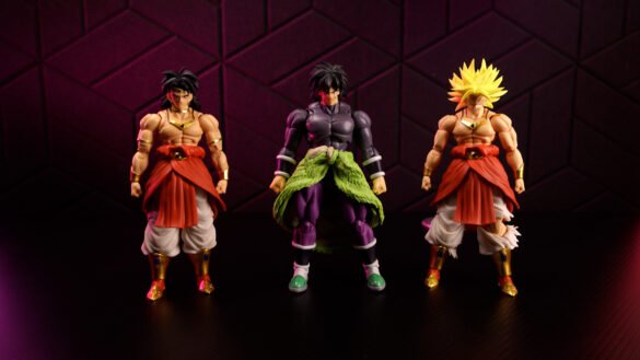 REVIEW BROLYS ZL STUDIO-00_24_11_21-Imagen fija033 Los Broly de ZL Studio a ambos lados de otra figura de Broly con traje oscuro y piel verde en la cintura.