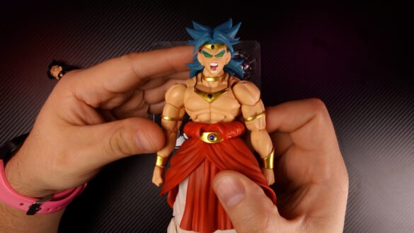 REVIEW BROLYS ZL STUDIO-00_25_27_49-Imagen fija043 Broly de ZL Studio con cabello azul y rostro de grito, sostenido frente a la cámara.