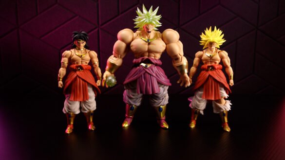 REVIEW BROLYS ZL STUDIO-00_50_53_37-Imagen fija038 Los dos Broly de ZL Studio junto a una versión más grande de Broly con cabello verde.