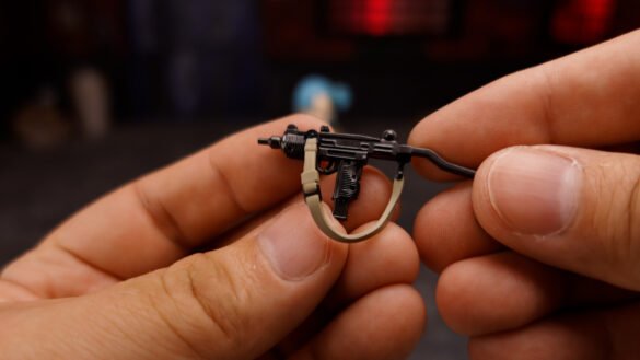 Arma negra con correa incluida como accesorio de Bulma de S.H.Figuarts.