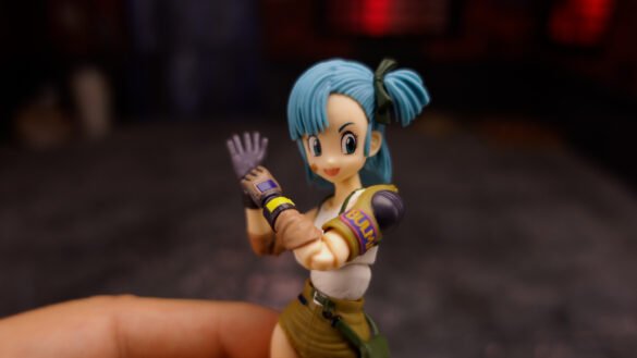 Bulma de S.H.Figuarts con ambos brazos flexionados y las manos abiertas junto al torso.