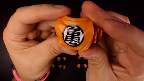 Parte posterior de la pieza del torso de Goku de NS Studio, con un gran emblema negro en la espalda.