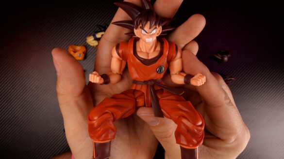 Goku Kaioken NS-002 de NS Studio con ambas rodillas flexionadas y los puños junto al torso.