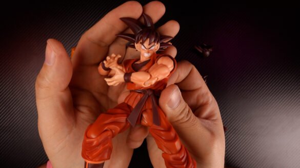Goku Kaioken de NS Studio con ambas manos juntas junto a la cintura en pose de Kamehameha.