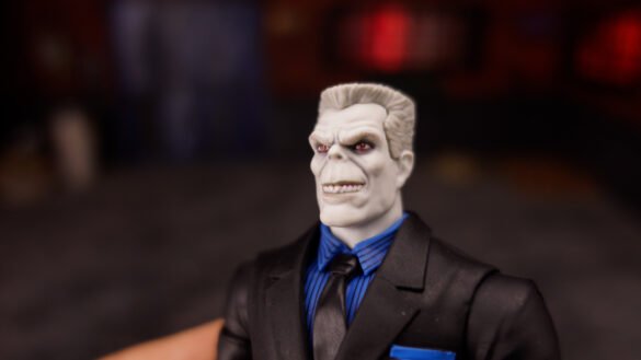 REVIEW TOMBSTONE – SPIDER-MAN.00_01_01_04.Imagen fija002 Primer plano de Tombstone de Marvel Legends, mostrando el rostro pálido, el cabello gris y la sonrisa.